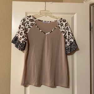 V-Neck Short Sleeve Top Size Large